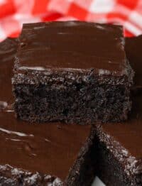 close up photos of brownie with thick chocolate frosting